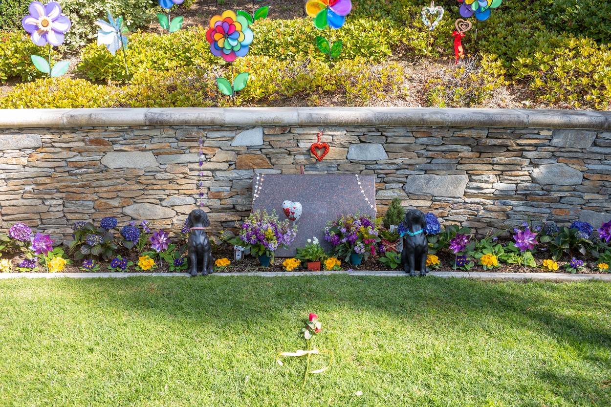 Fotografija groba za koji se tvrdilo da su u njemu pokopani Gianna Bryant i Kobe Bryant
