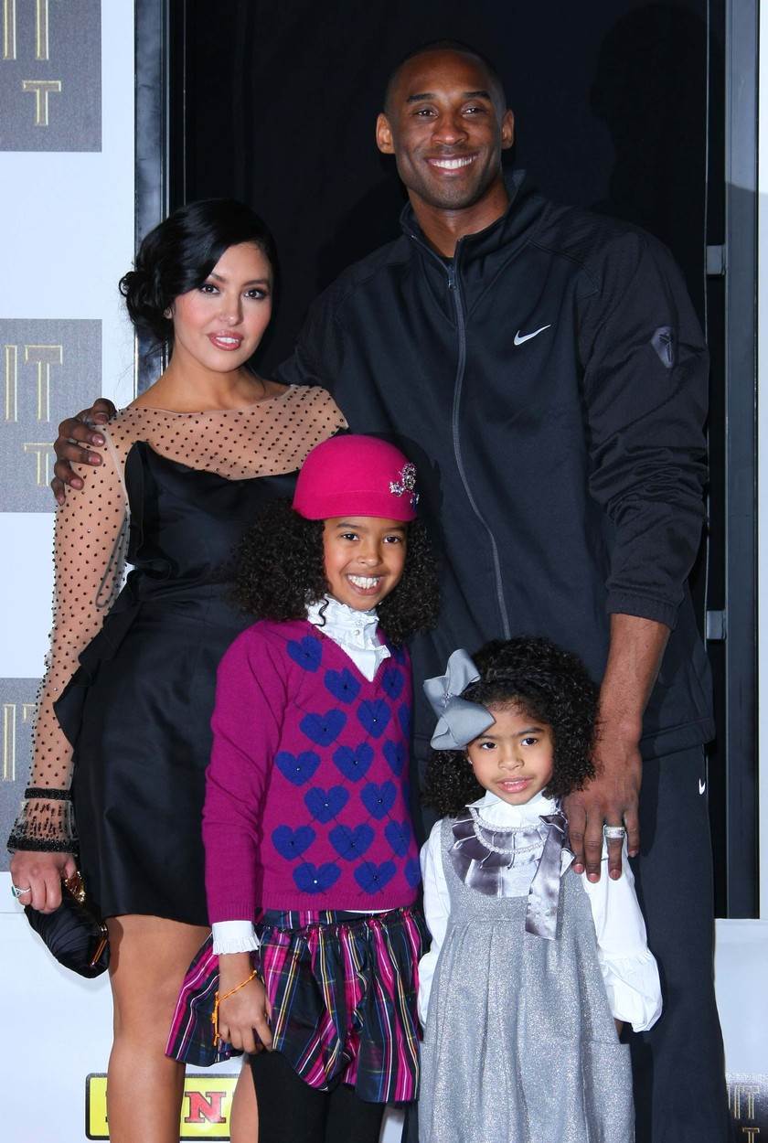 Kobe Bryant pozira sa suprugom Vanessom Bryant i kćerima Natalijom i Giannom