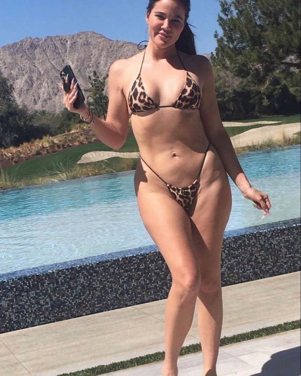 Khloe Kardashian na nesređenoj fotografiji u bikiniju