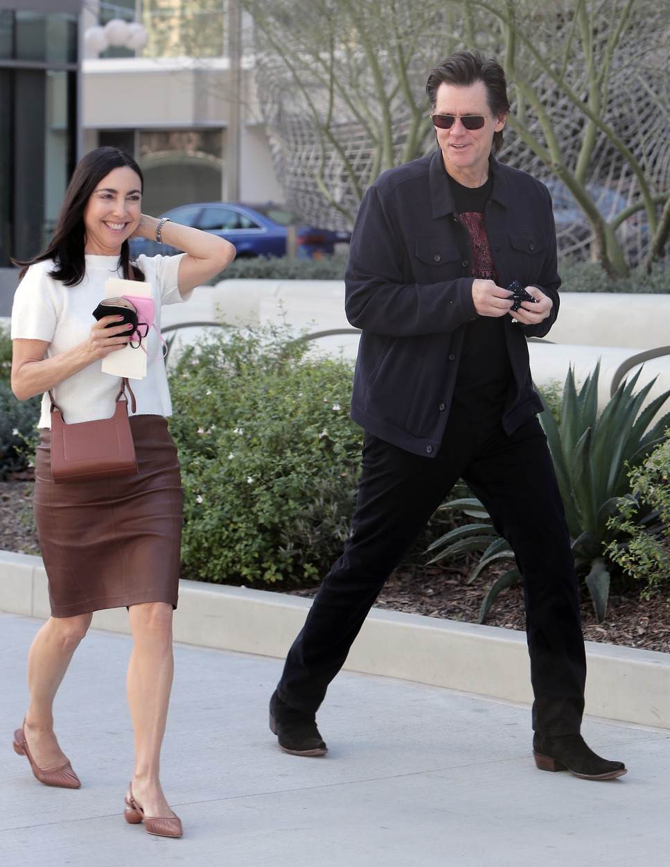 Jim Carrey rijetko se pojavljuje u javnosti pa je iznenadio izlaskom s misterioznom brinetom