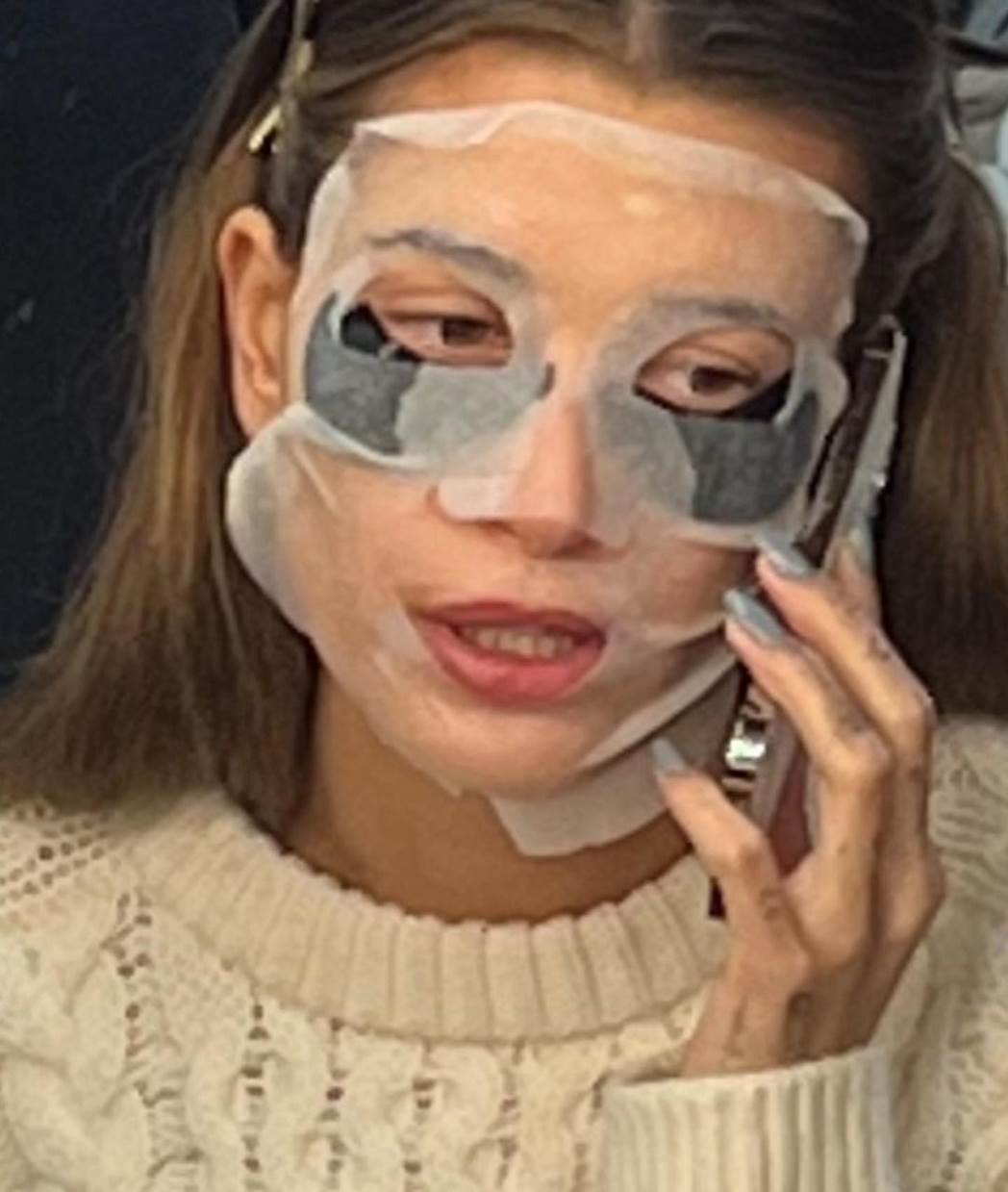 Hailey Bieber stavlja maske za lice jednu na drugu