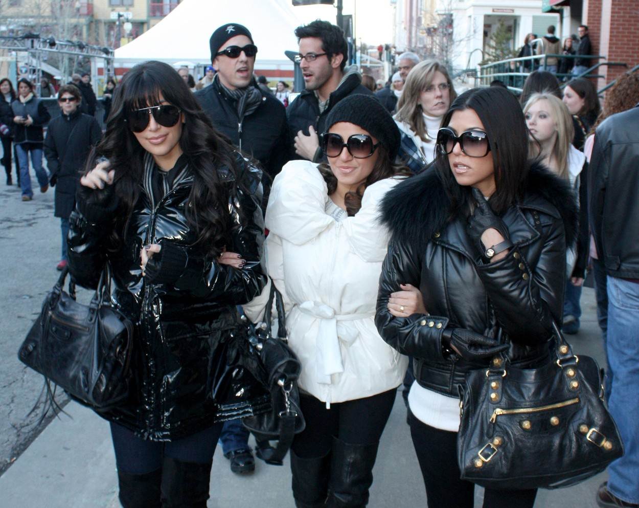 Kim Kardashian i Kourtney Kardashian nose Balenciaga City torbe
