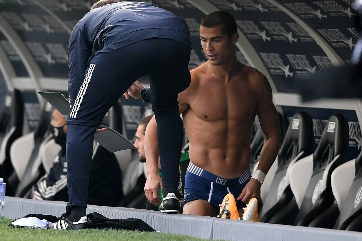 Cristiano Ronaldo uz nogometne treninge vježba sam četiri sata dnevno, voli pilates i plivanje.