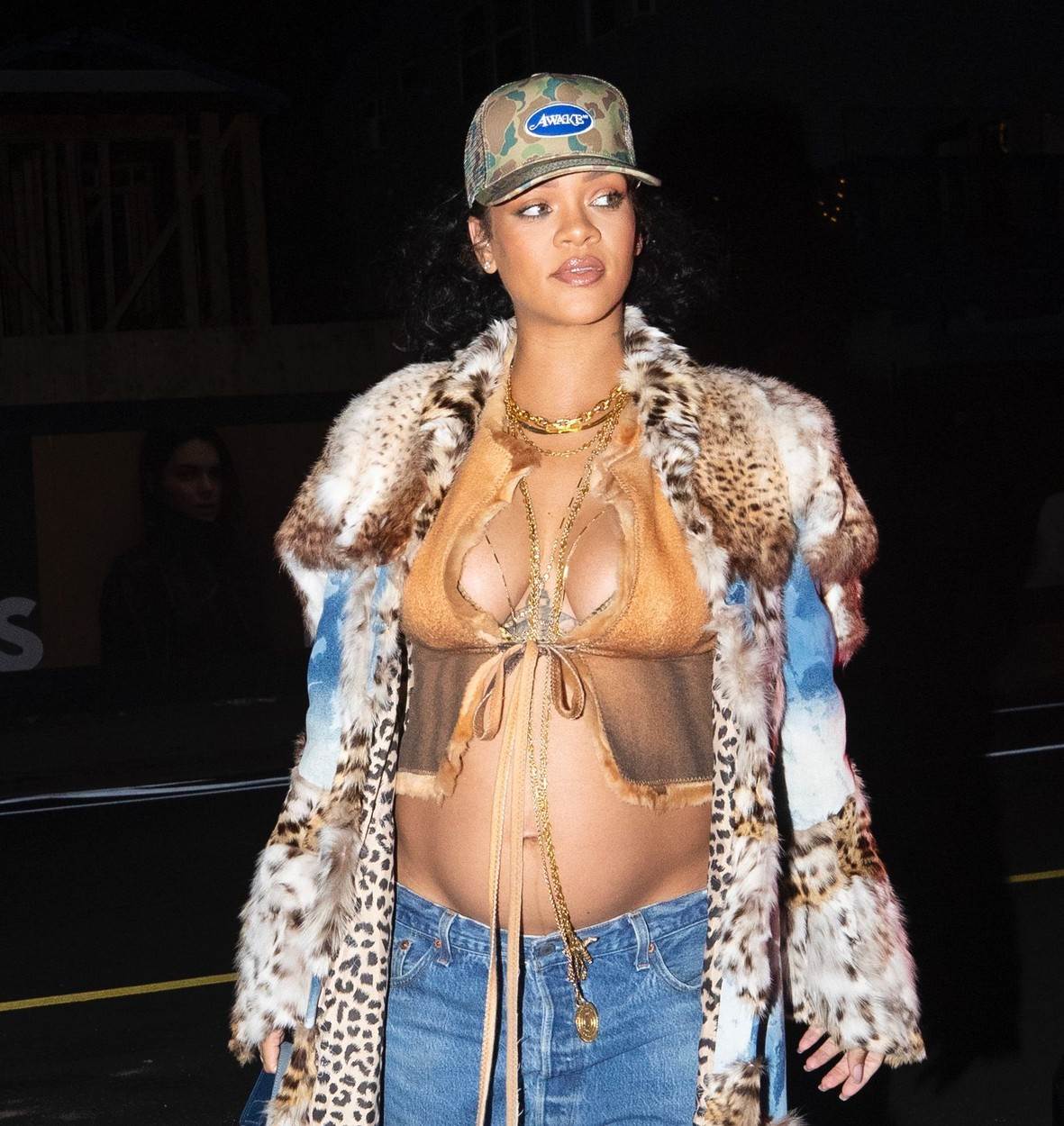 Rihanna ponovno pokazala trudnički trbuh