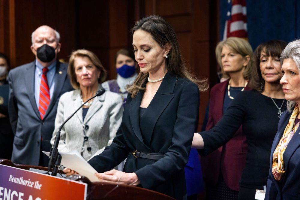 Angelina Jolie posjetila je Kongres kako bi predstavila novi zakon o nasilju nad ženama