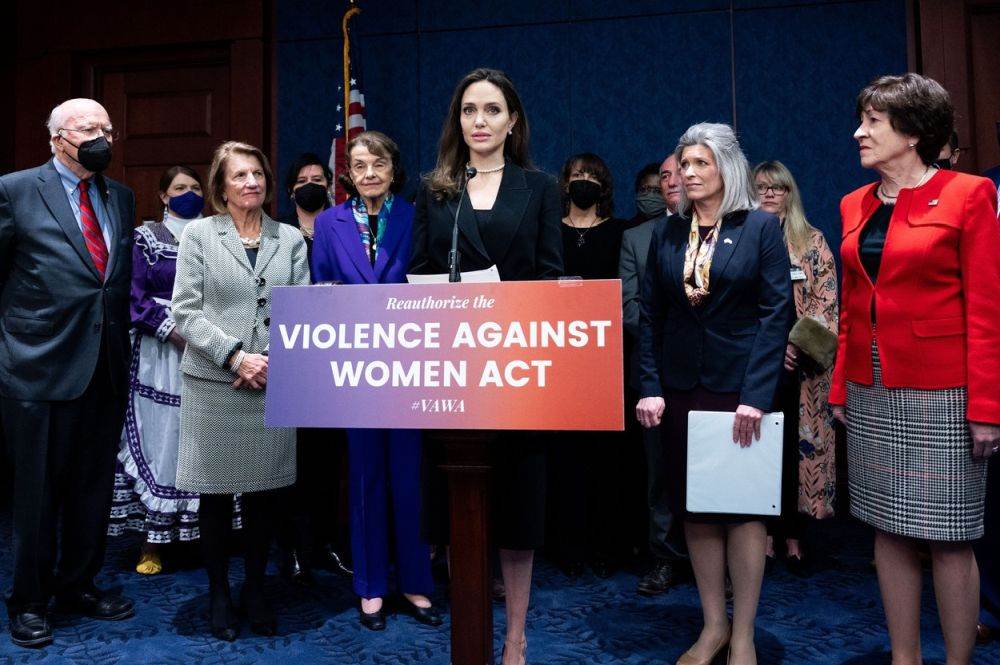 Angelina Jolie posjetila je Kongres kako bi predstavila novi zakon o nasilju nad ženama