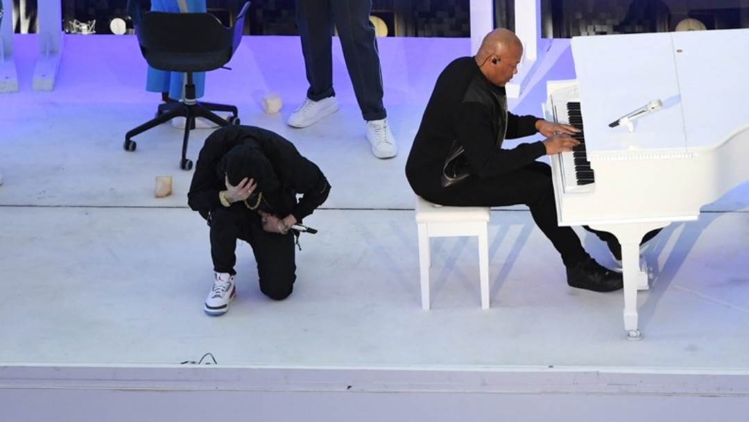 Eminem je kleknuo tijekom nastupa na Super Bowlu