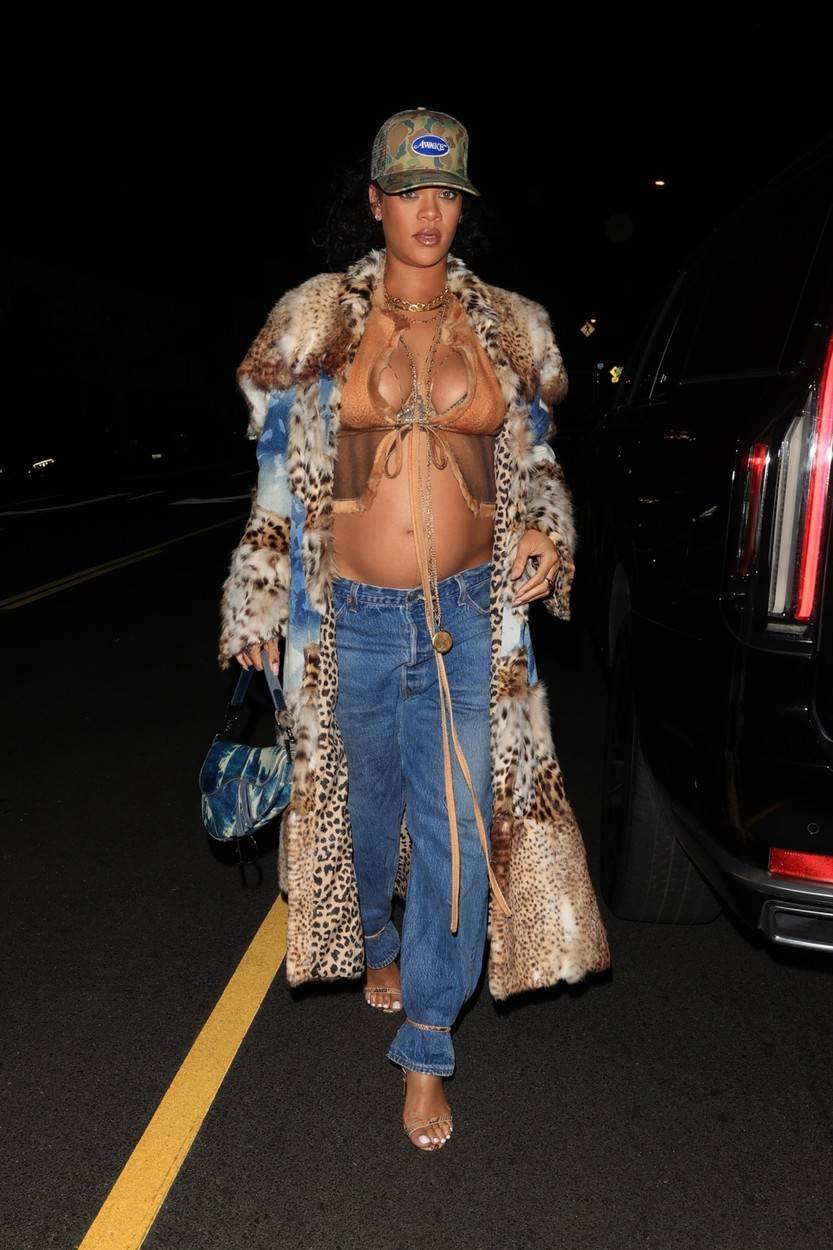 Rihanna pokazala trudnički trbuh u traper izdanju