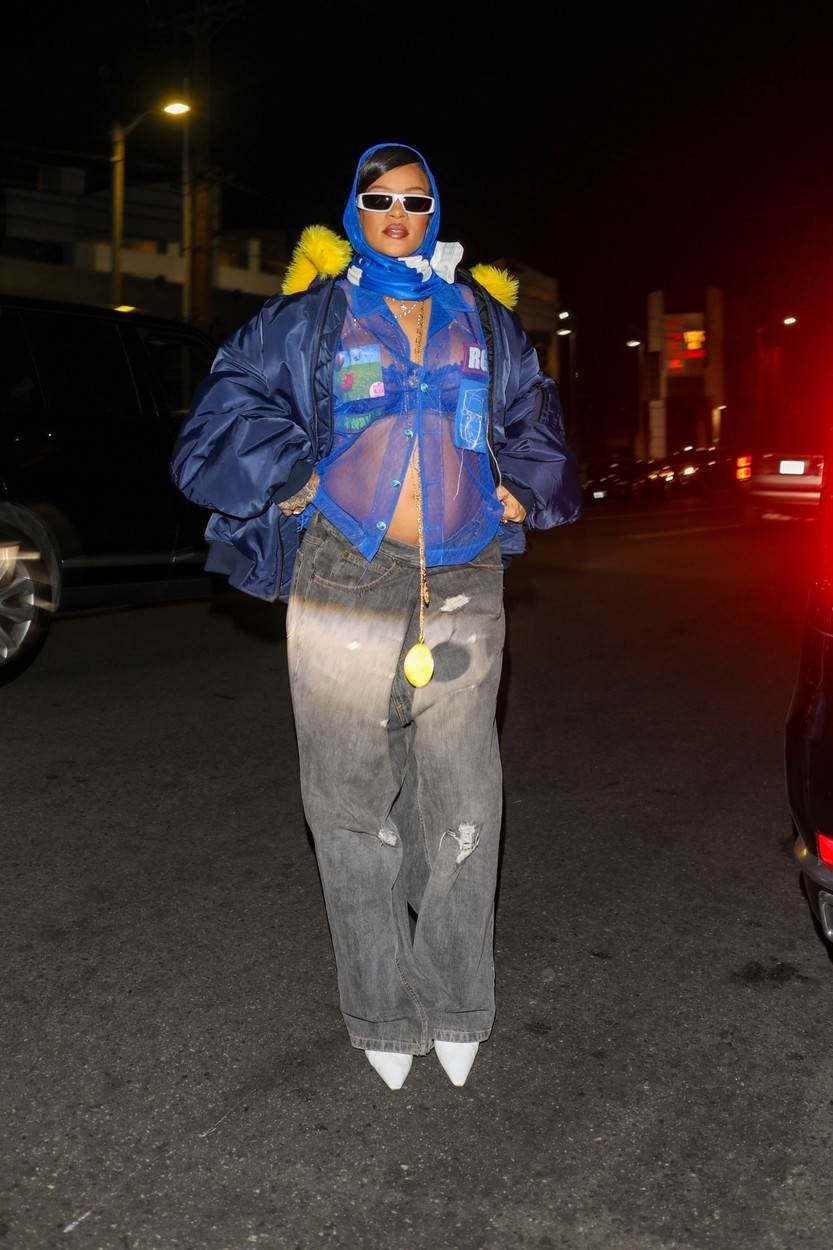 Rihanna u plavoj prozirnoj košulji istaknula je trudnički trbuh