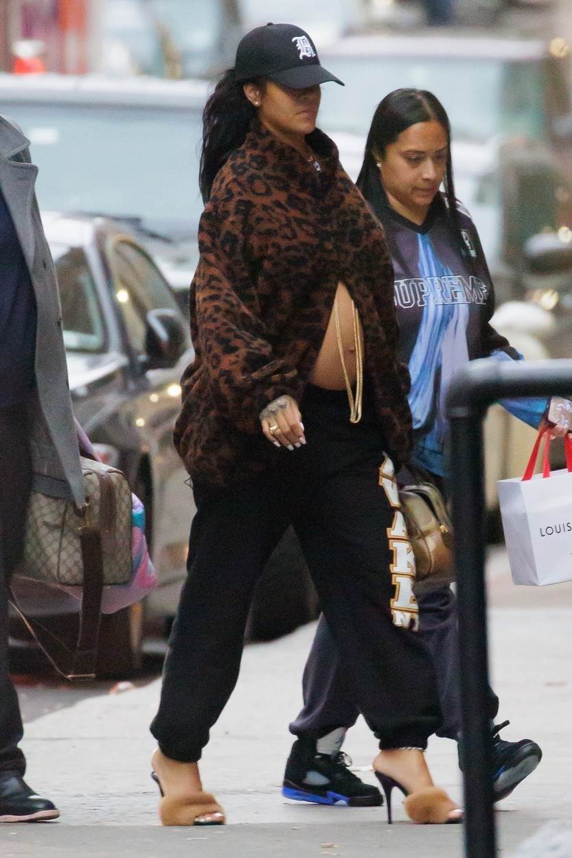 Rihanna u trenirci i tigrastoj jaknici pokazala trbuh
