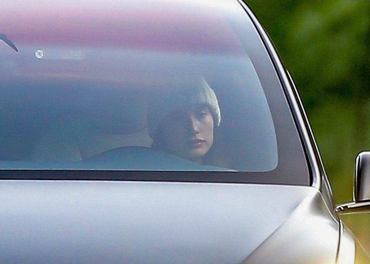 Hailey Bieber na povratku iz bolnice u svom Tesla Model X automobilu