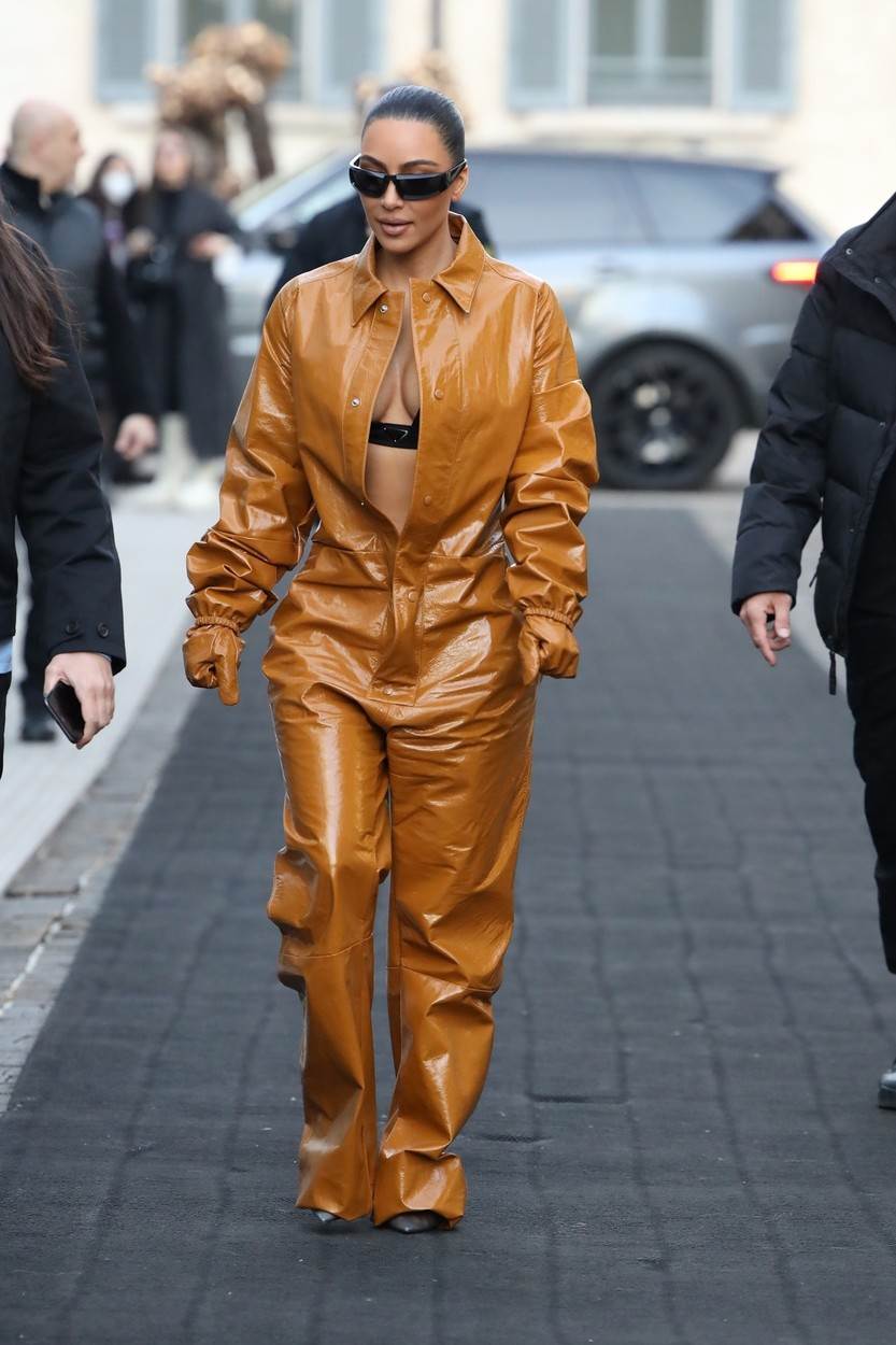 Kim Kardashian u smeđem raskopčanom kombinezonu na Tjednu mode u Milanu