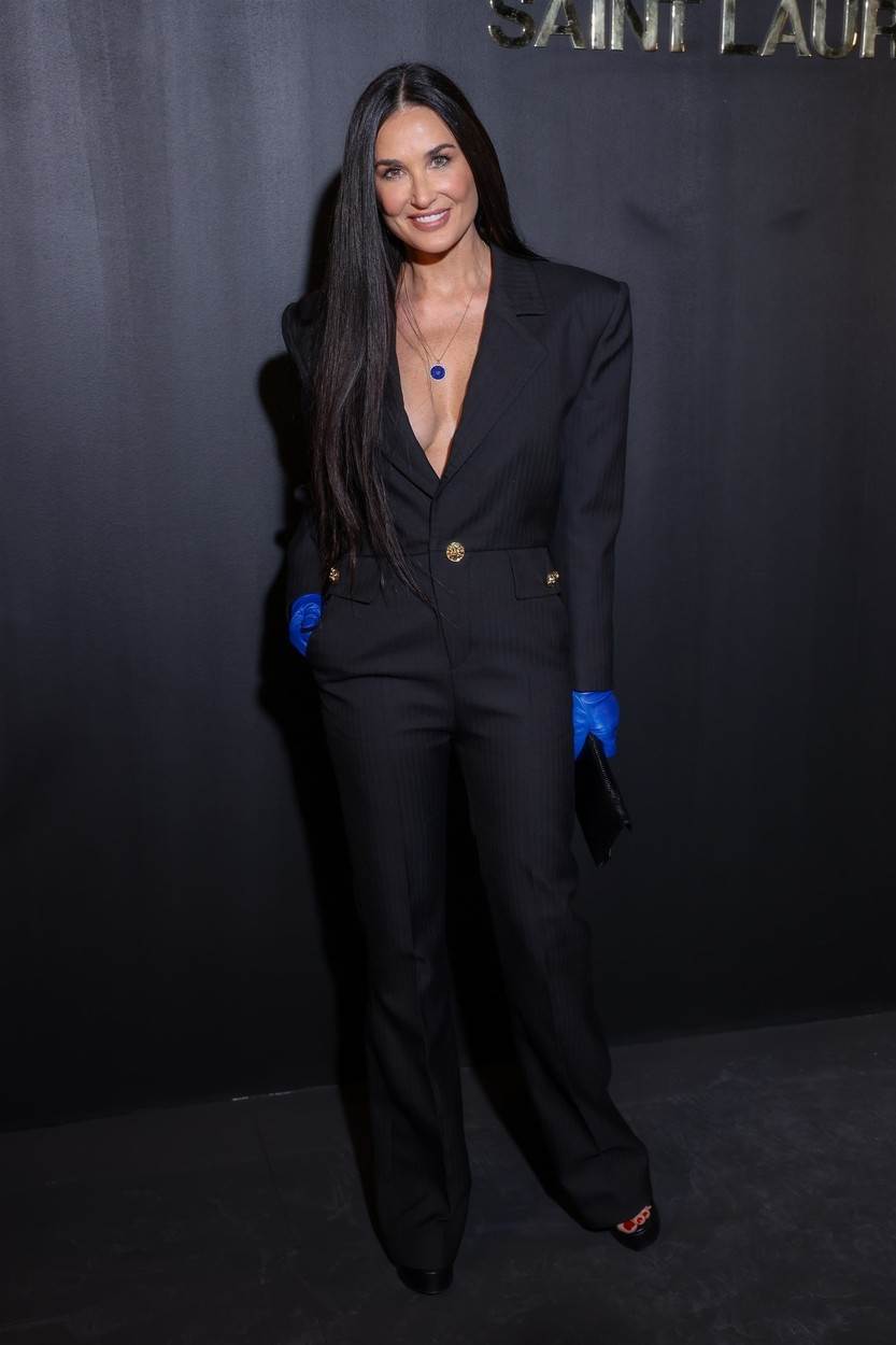 Demi Moore odjenula je crni kombinezon s dubokim dekolteom, a na rukama je imala kožne plave rukavice