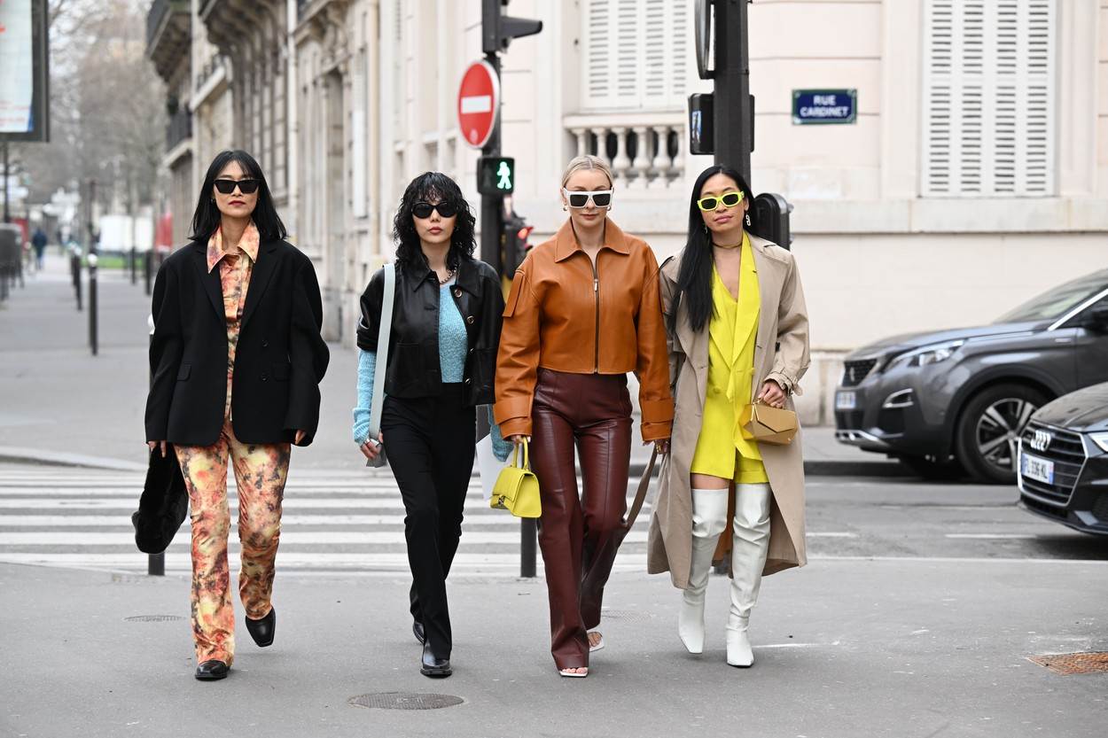Grupa stylish prijateljica osvojila pariške ulice