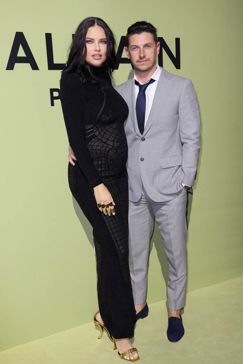 Trudna Adriana Lima pojavila se s Andreom Lemmersom na Balmain modnoj reviji