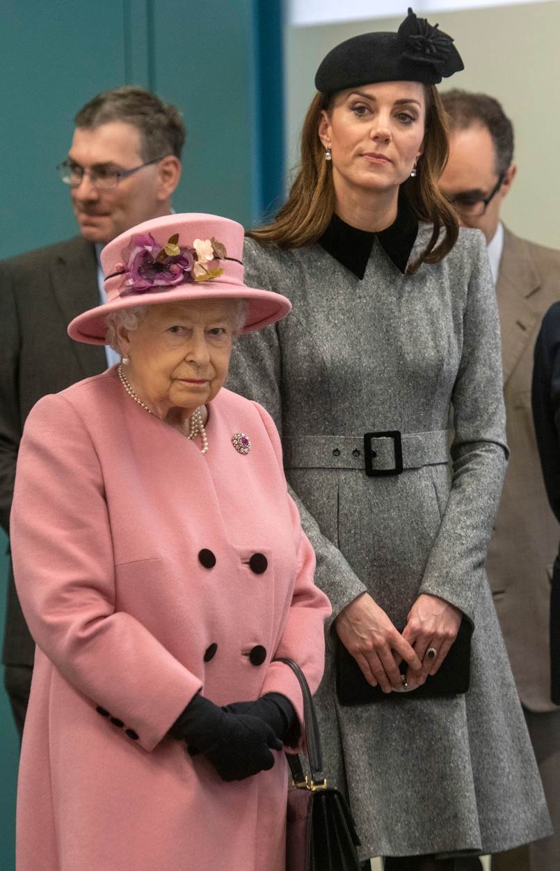 Kraljica Elizabeta smatrala je da se Kate Middleton treba zaposliti prije zaruka s princom Williamom