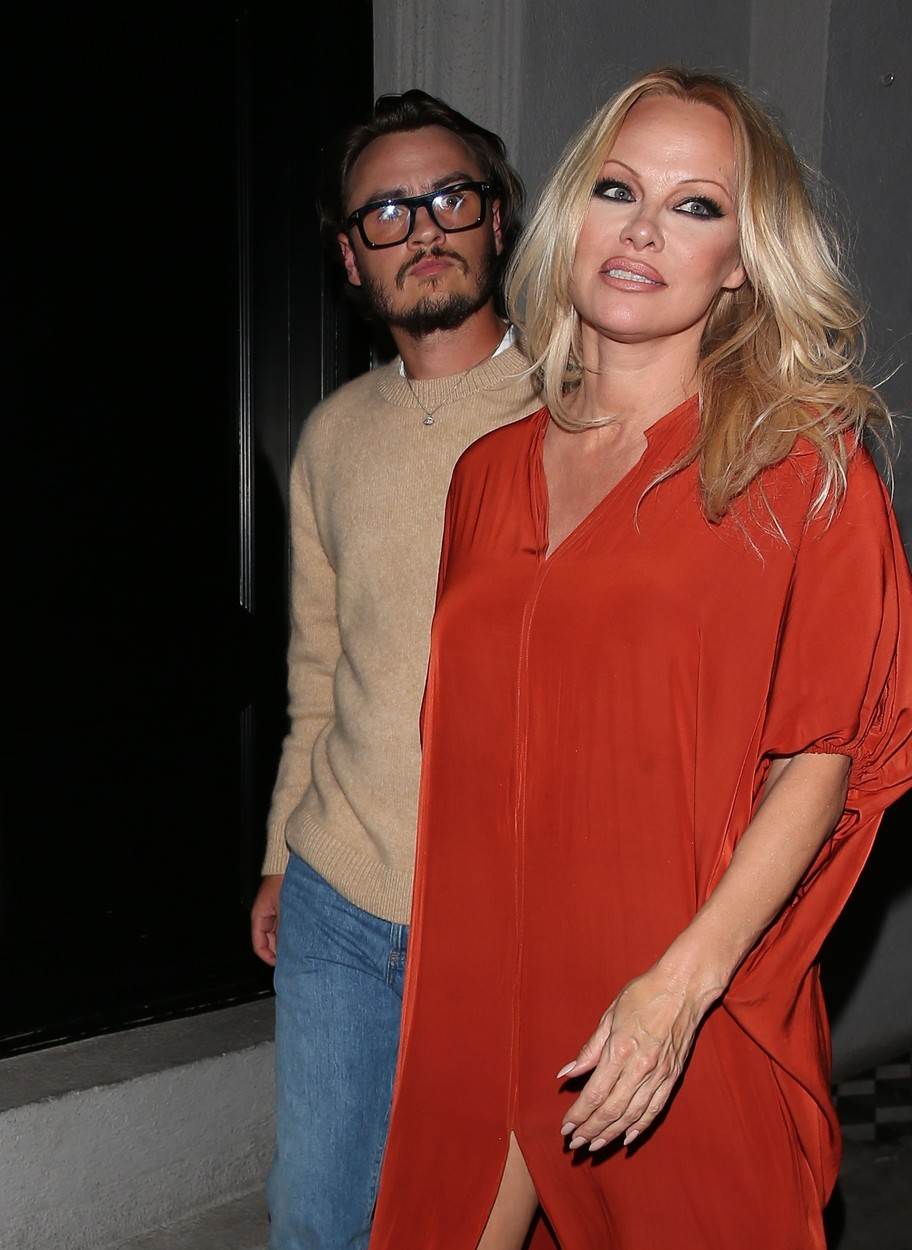 Pamela Anderson izašla je na večeru sa starijim sinom Brandonom Thomasom Leejem