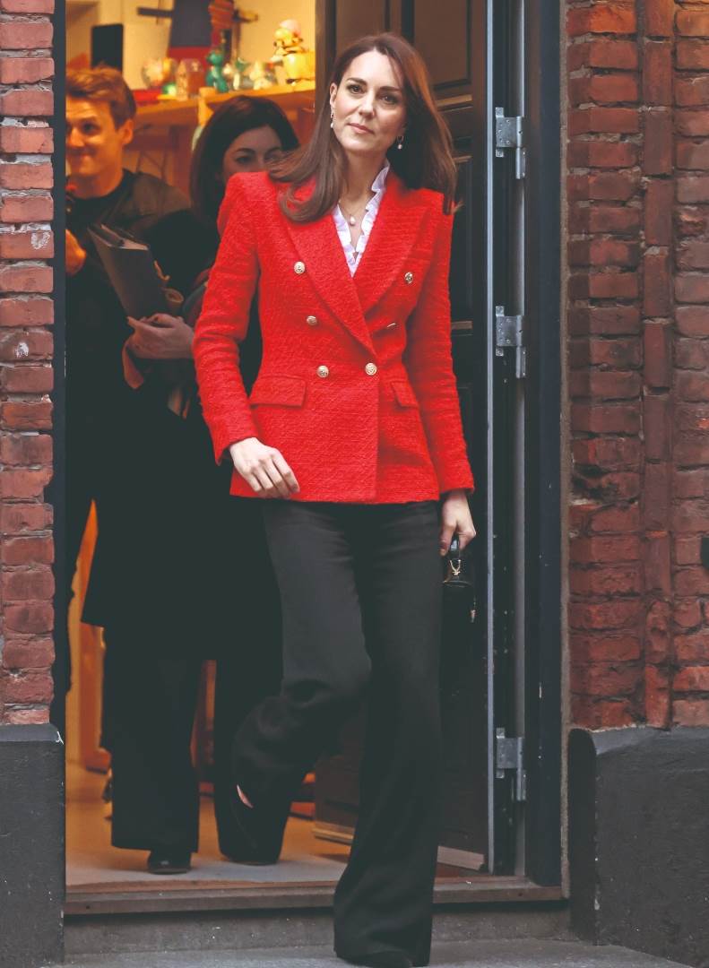 Kate Middleton odjenula je crveni sako iz Zarine kolekcije