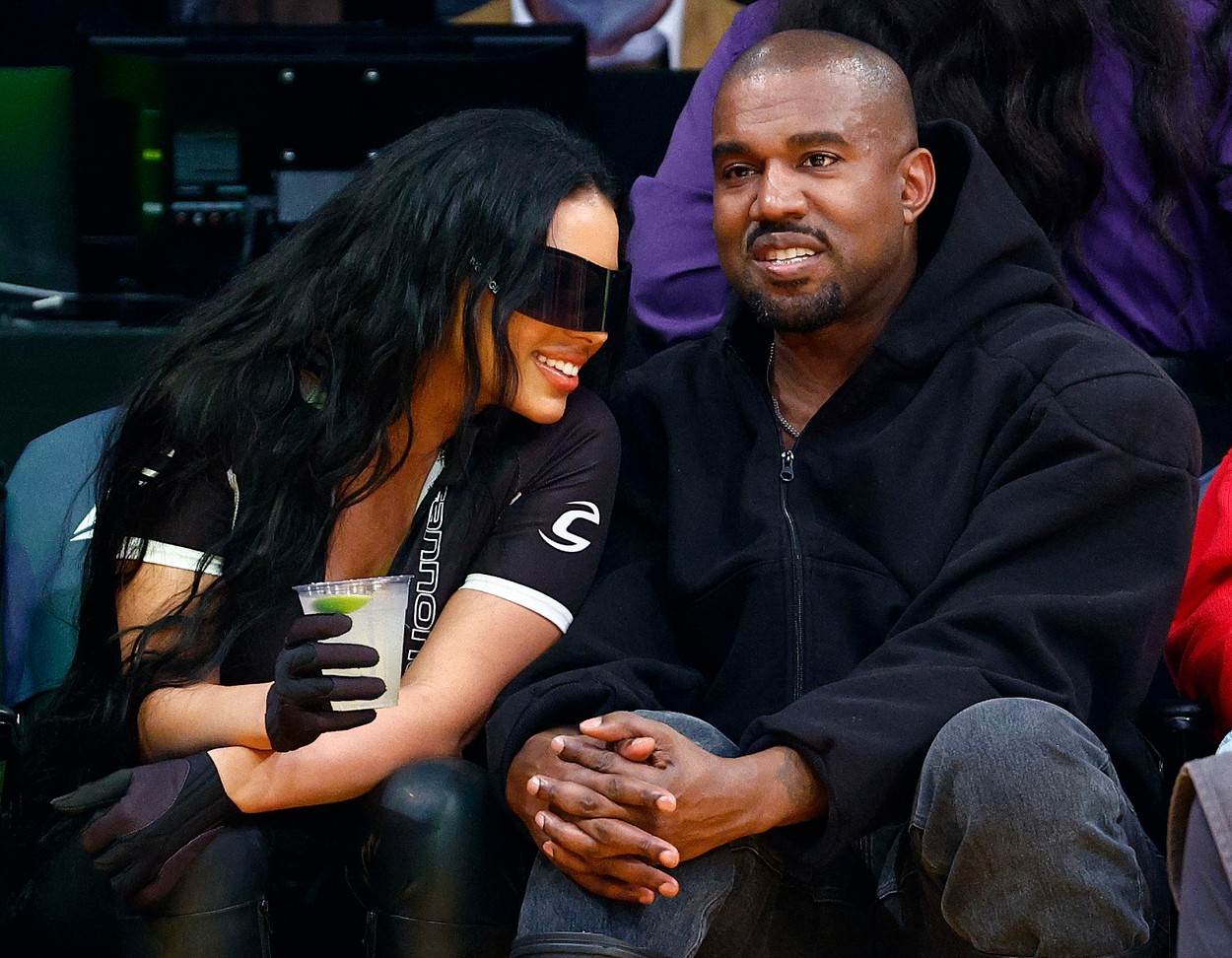 Kanye West i Chaney Jones nasmijani na košarkaškoj utakmici
