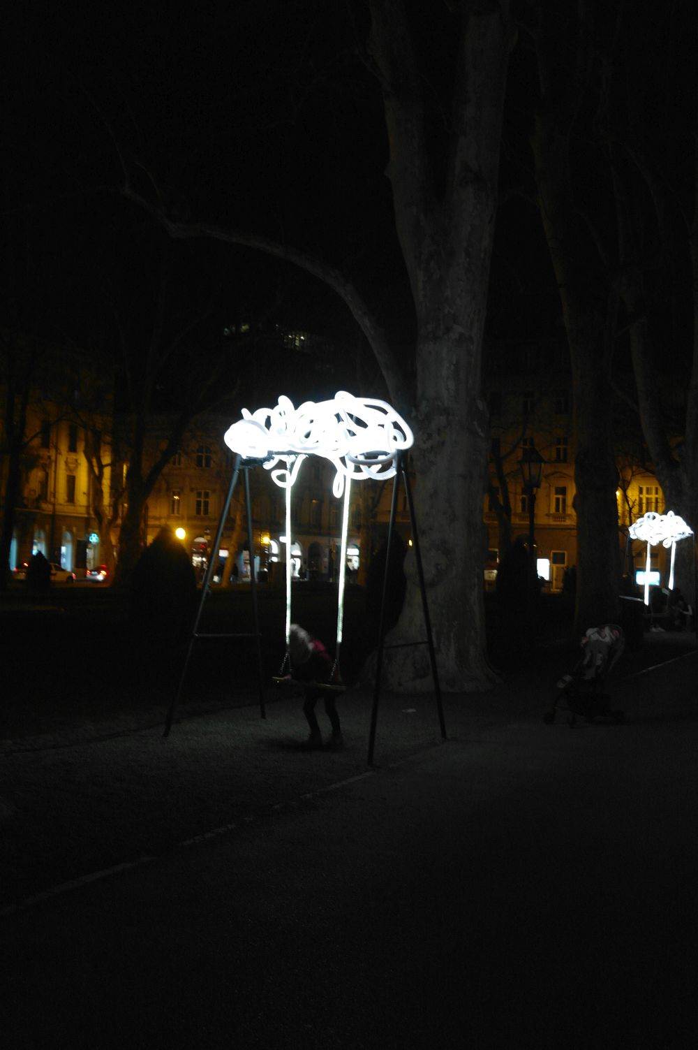 Svjetleće ljuljačke na Zrinjevcu u sklopu Festivala svjetla