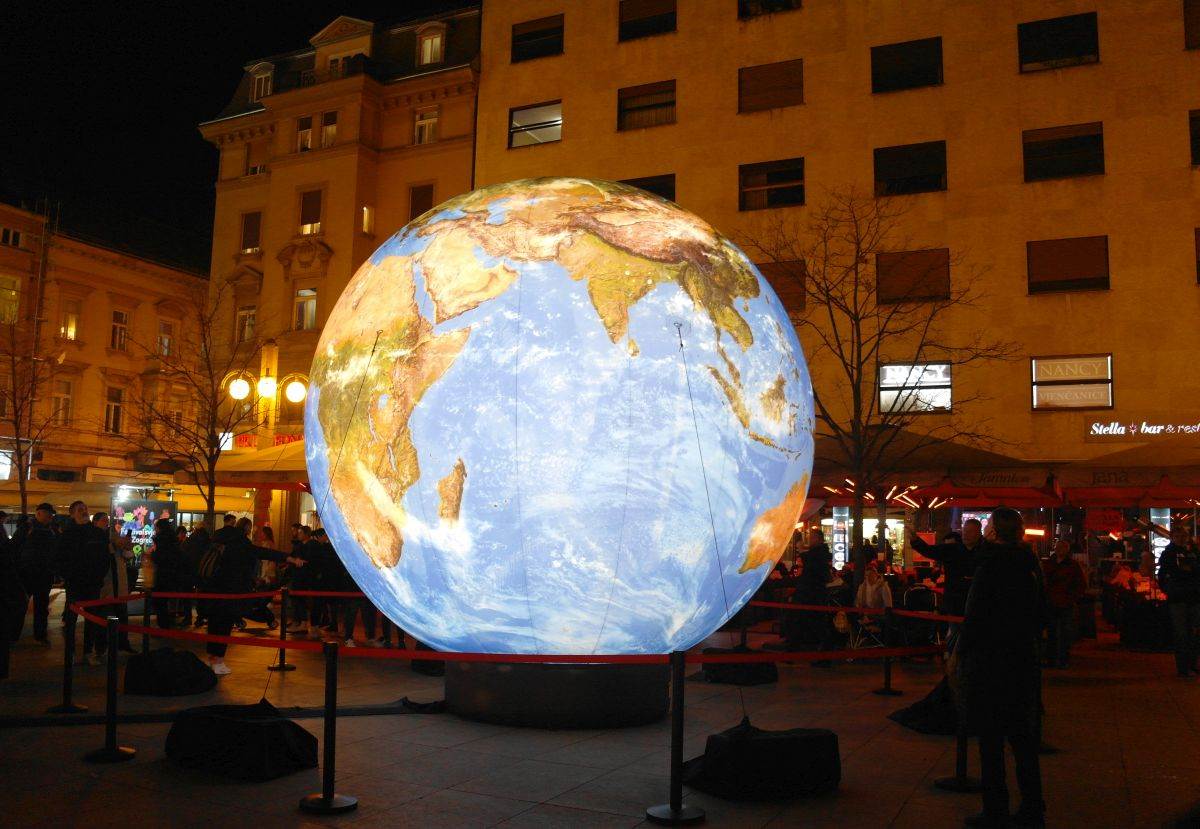 Instalacija Planet Zemlja na Cvjetnom trgu u sklopu Festivala svjetla