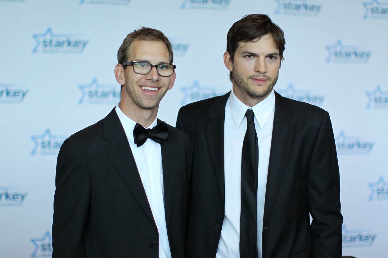 Ashton Kutcher ima brata blizanca Michaela