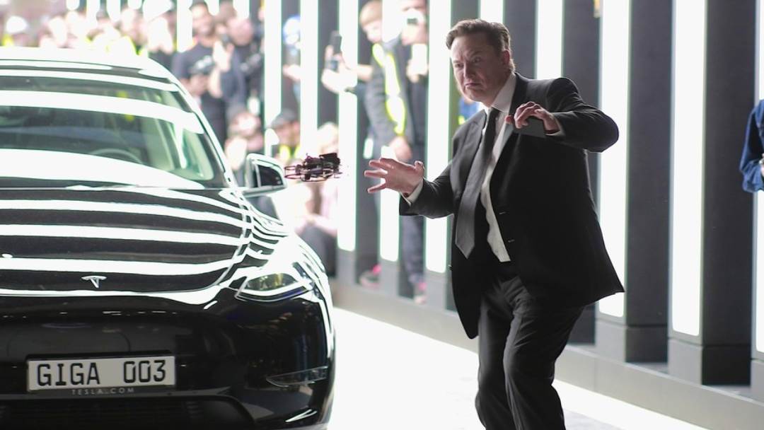 Elon Musk zaplesao na otvorenju Tesline tvornice