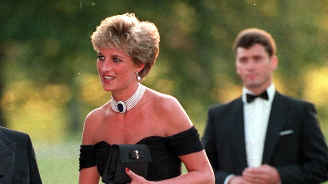 Princeza Diana kombinirala je broš od safira i dijamanata te kratku bisernu ogrlicu od sedam niti