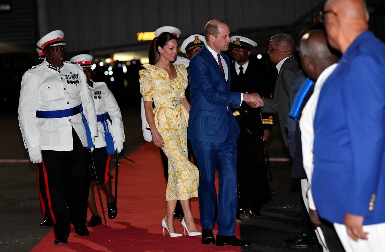 Kate Middleton u žutoj cvjetnoj hajini na aerodromu