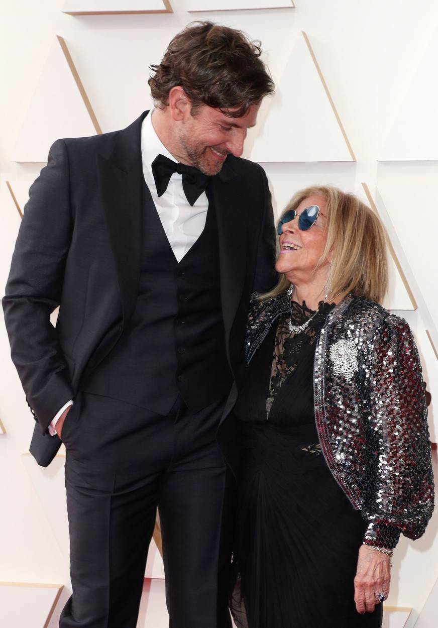 Bradley Cooper stigao je na Oscare s majkom