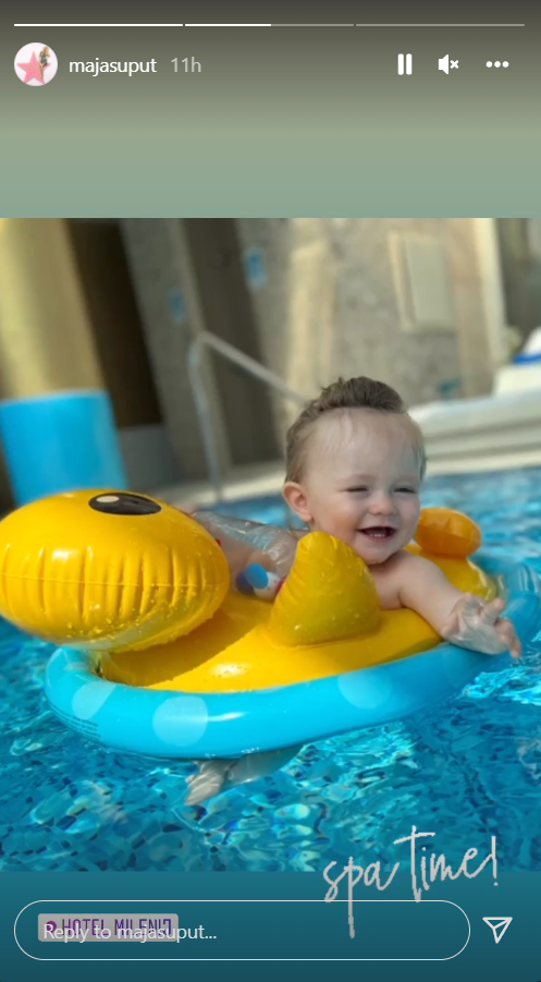 Bloom Tatarinov uživa na patkici u bazenu