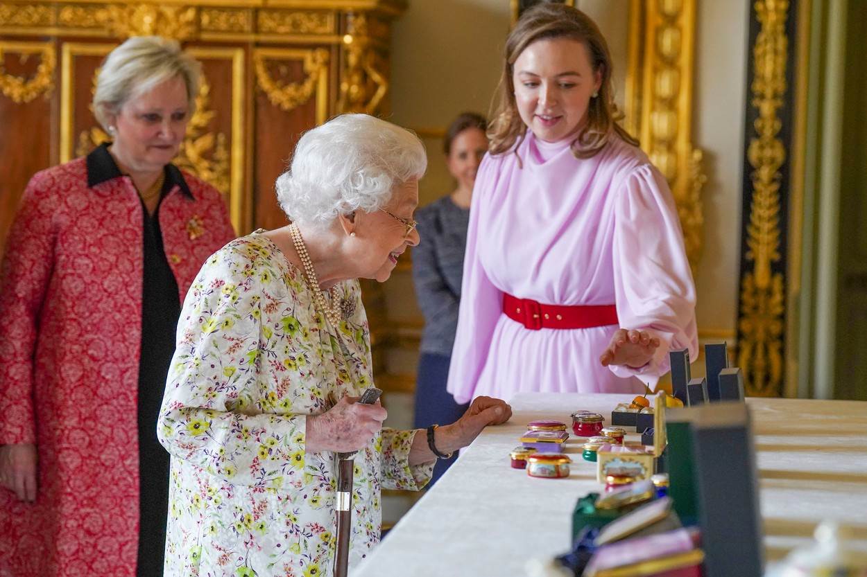 Kraljica Elizabeta na izložbi ručno ukrašenih čajnika i antiknih emajliranih kutija za sitnice u dvorcu Windsor