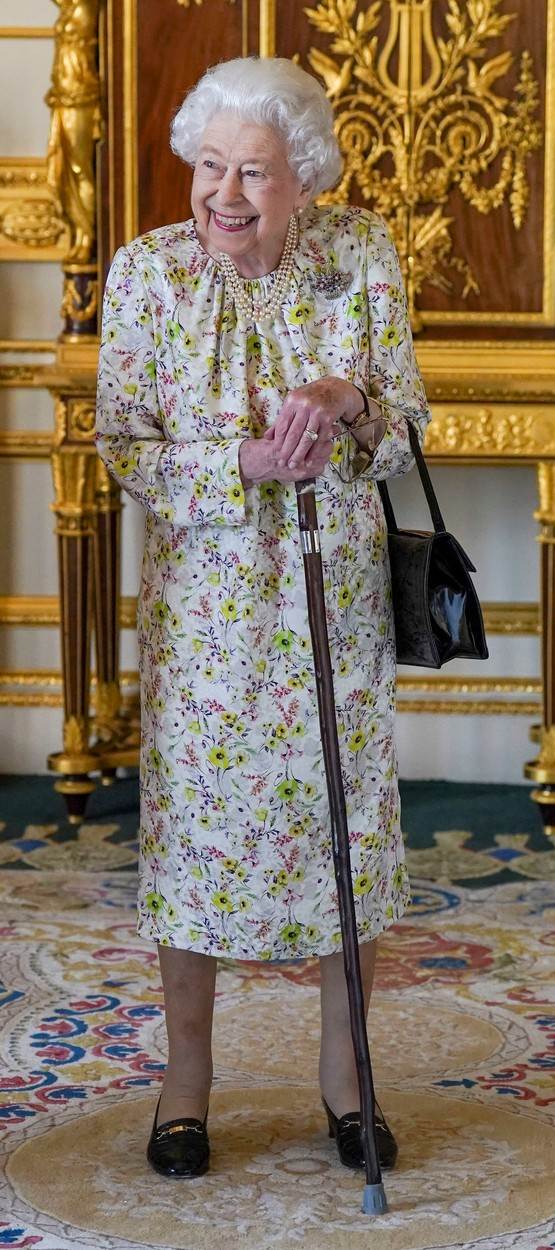 Kraljica je uz pomoć štapa prisustvovala stolnoj službi Kraljevske britanske legije