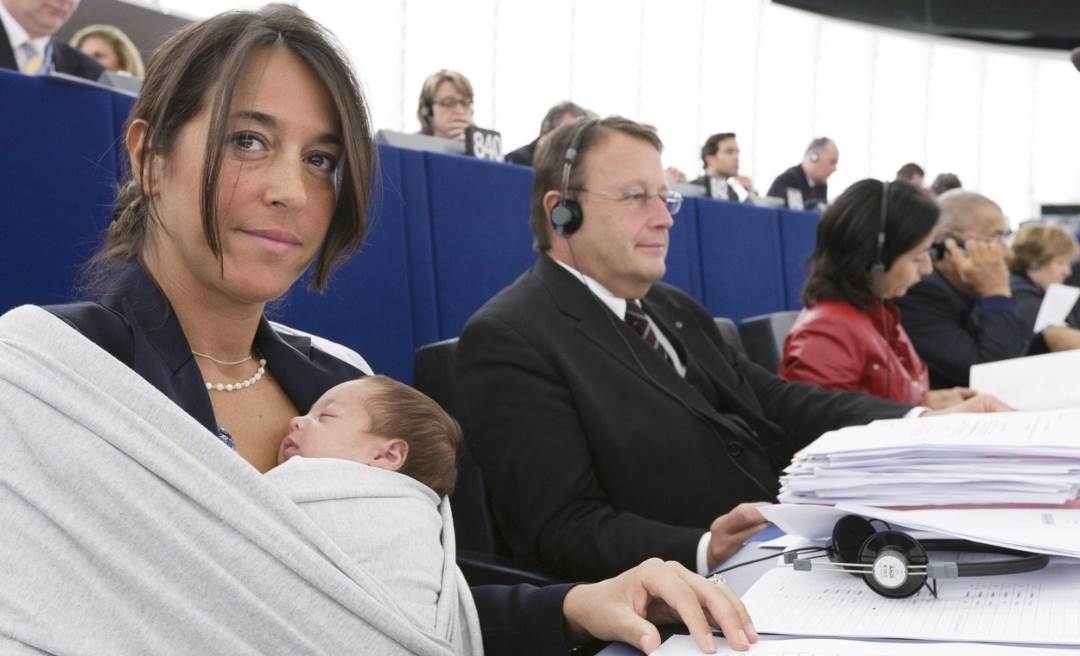 Licia Ronzulli sa sedam tjedana starom kćeri Vittoriom u Parlamentu