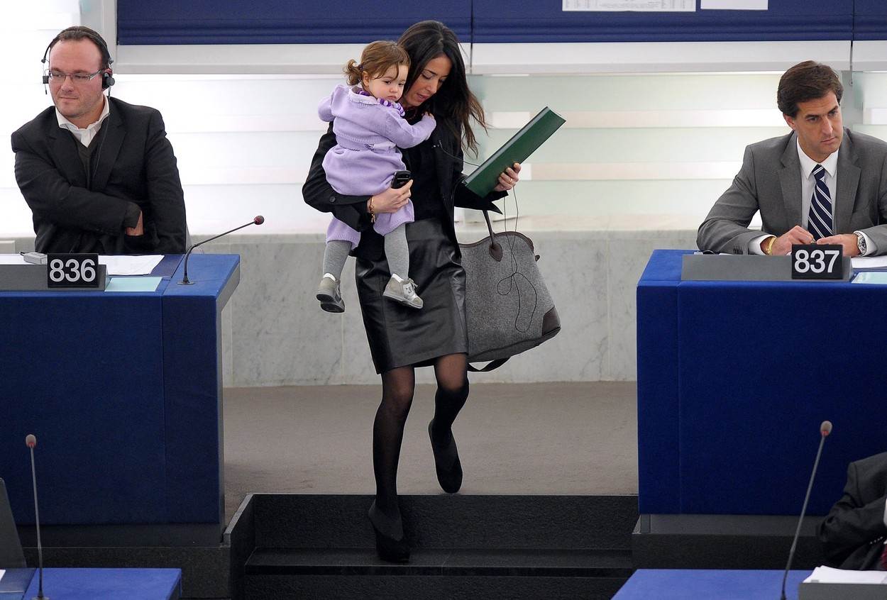 Licia Ronzulli nastavila je dovoditi svoju kći Vittoriu u Parlement