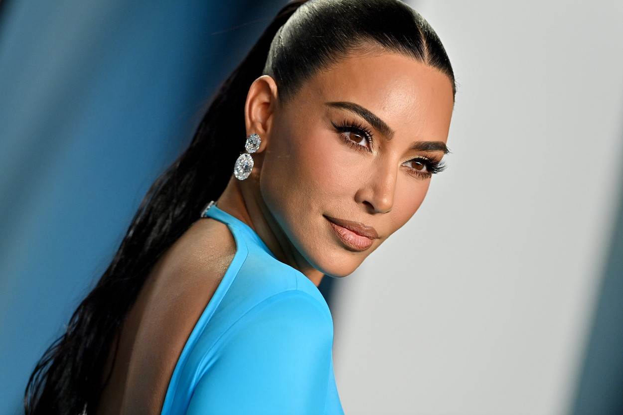 Na licu Kim Kardashian ispod šminke se naziru nesavršenosti poput pora, sitnih izbočina i bora