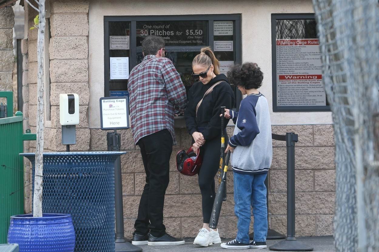 Bena Afflecka, Jennifer Lopez i njezinu kći Emme paparazzi su uhvatili na jednom bejzbol igralištu