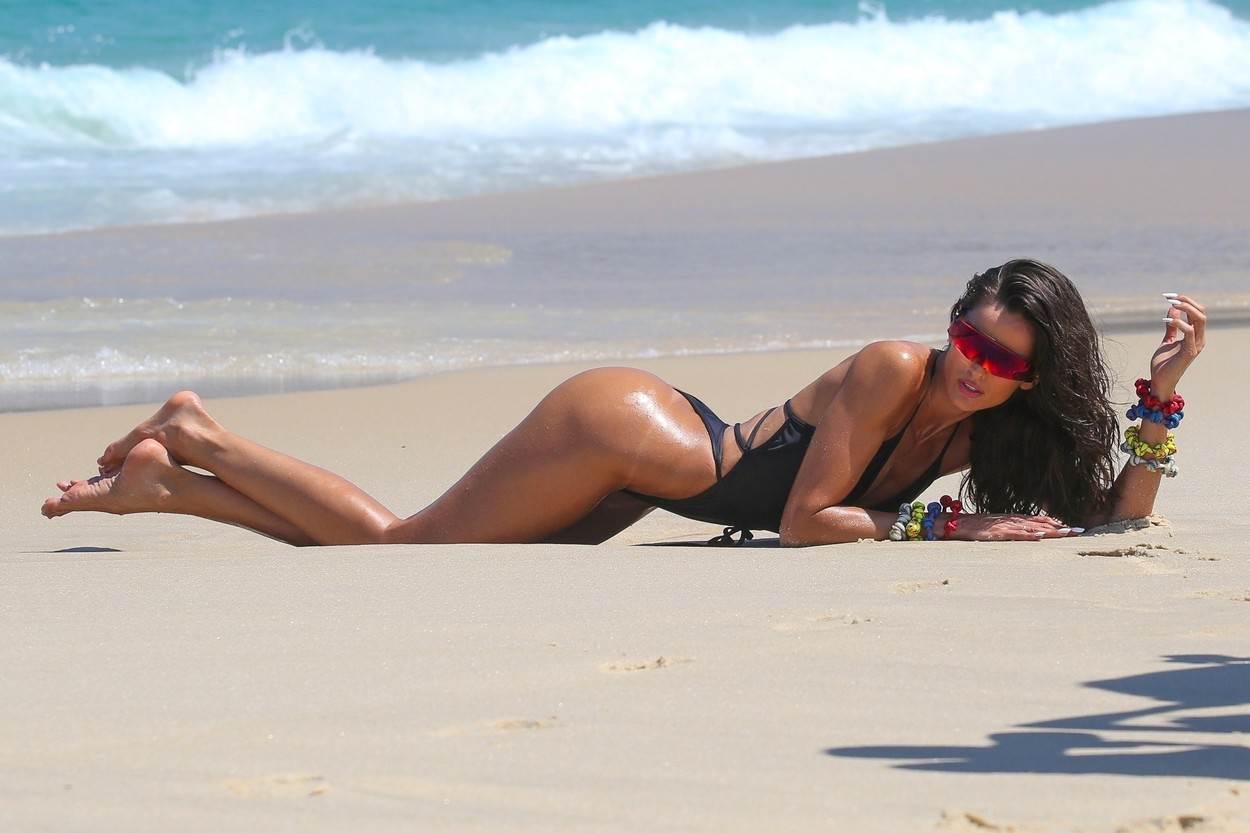 Izabel Goulart snimila je modnu kampanju na plažama Brazila