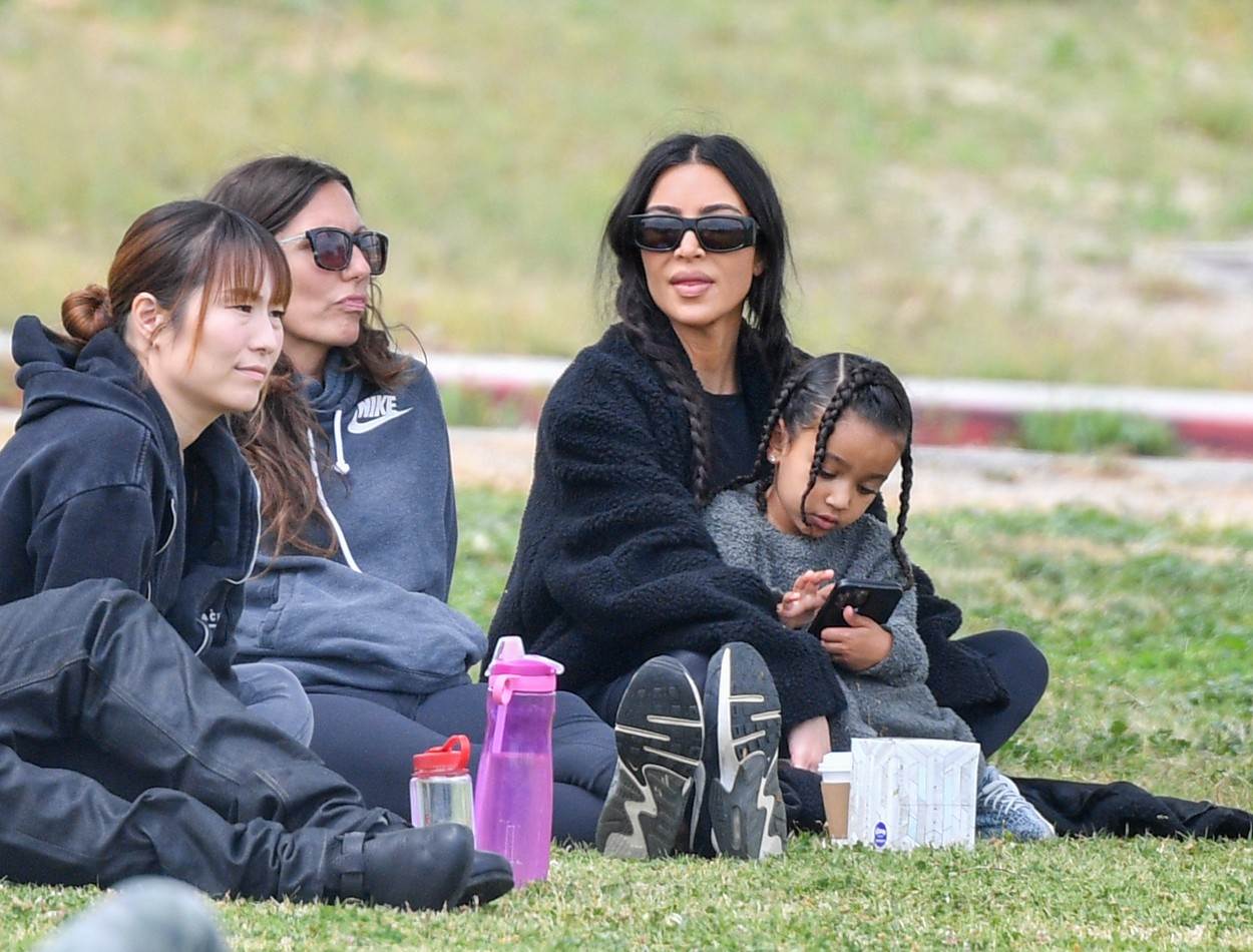 Kim Kardashian na utakmici sina Sainta u ležernom izdanju