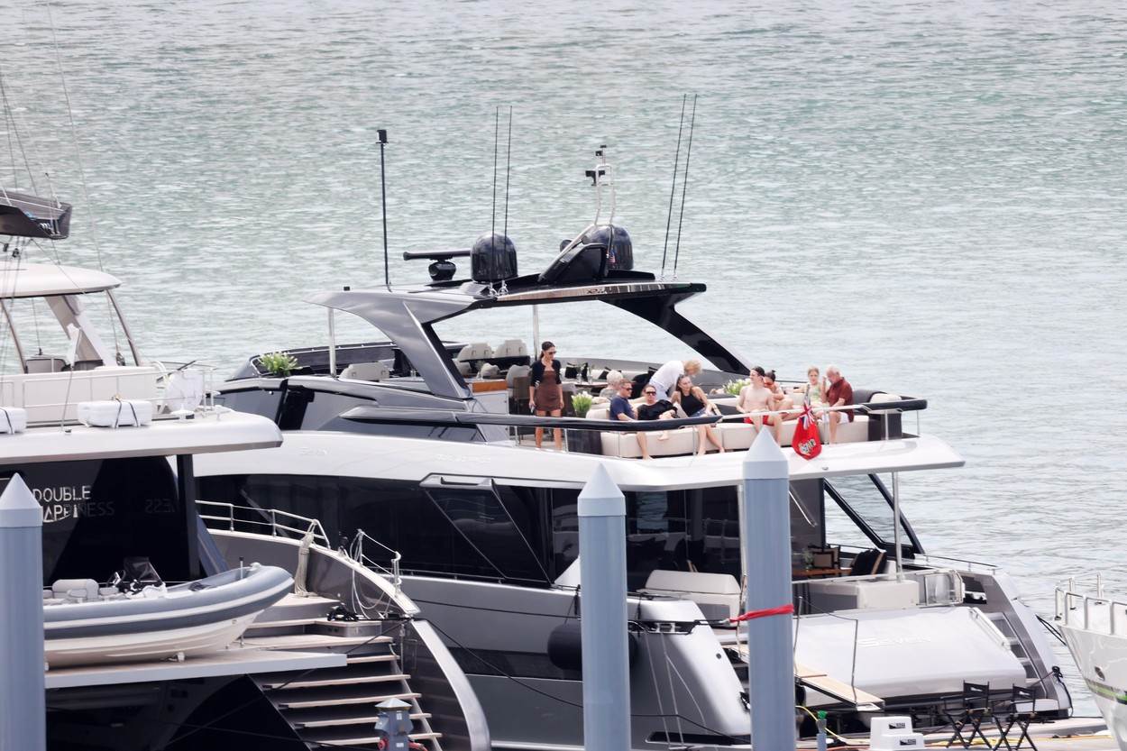 Victoria i David Beckham s obitelji na jahti u Miamiju