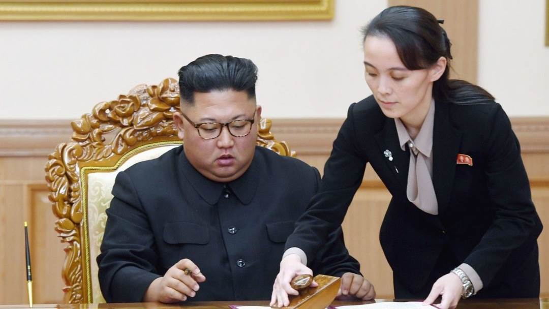 Kim Jong-un i njegova sestra Kim Yo-jong.jpg