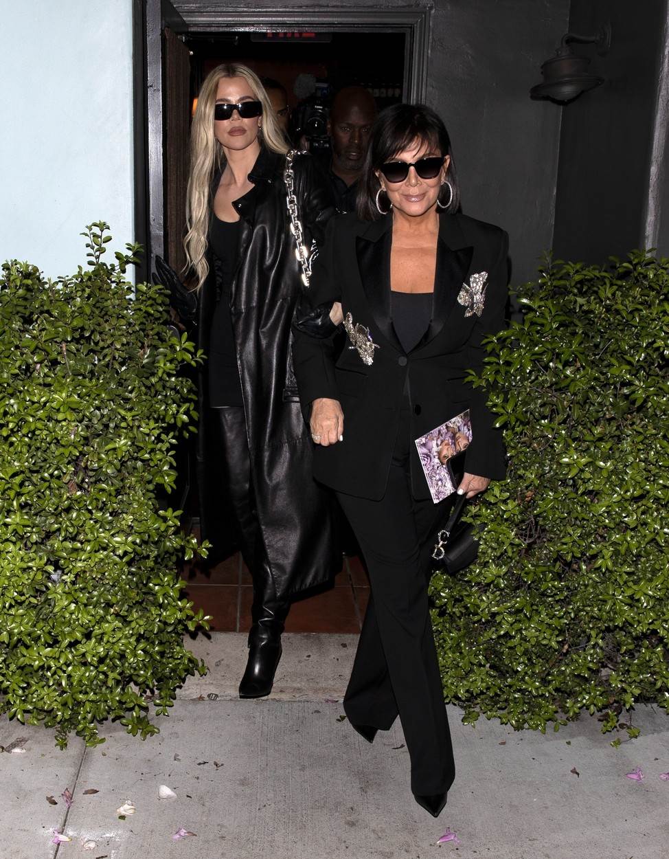 Khloe Kardashian i Kris Jenner u crnim modnim kombinacijama