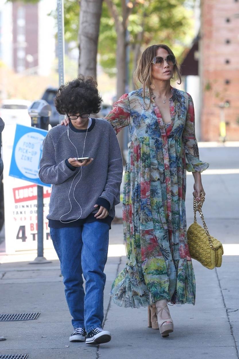 Jennifer Lopez s kćeri Emmom otišla je u šetnju ovog utorka