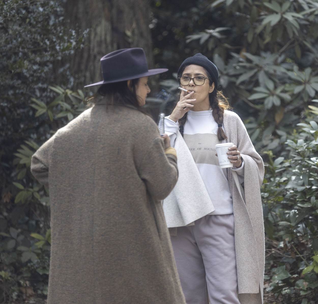 Salma Hayek puši cigaretu s prijateljicom Mijom
