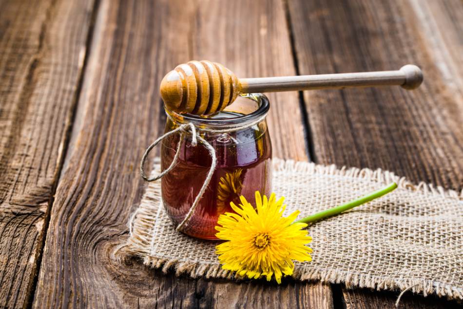 Med sadrži prirodno sredstvo za izbjeljivanje koje ga čini mogućim sredstvom za posvjetljivanje kose nekoliko nijansi dok je istovremeno dubinski hidratizira