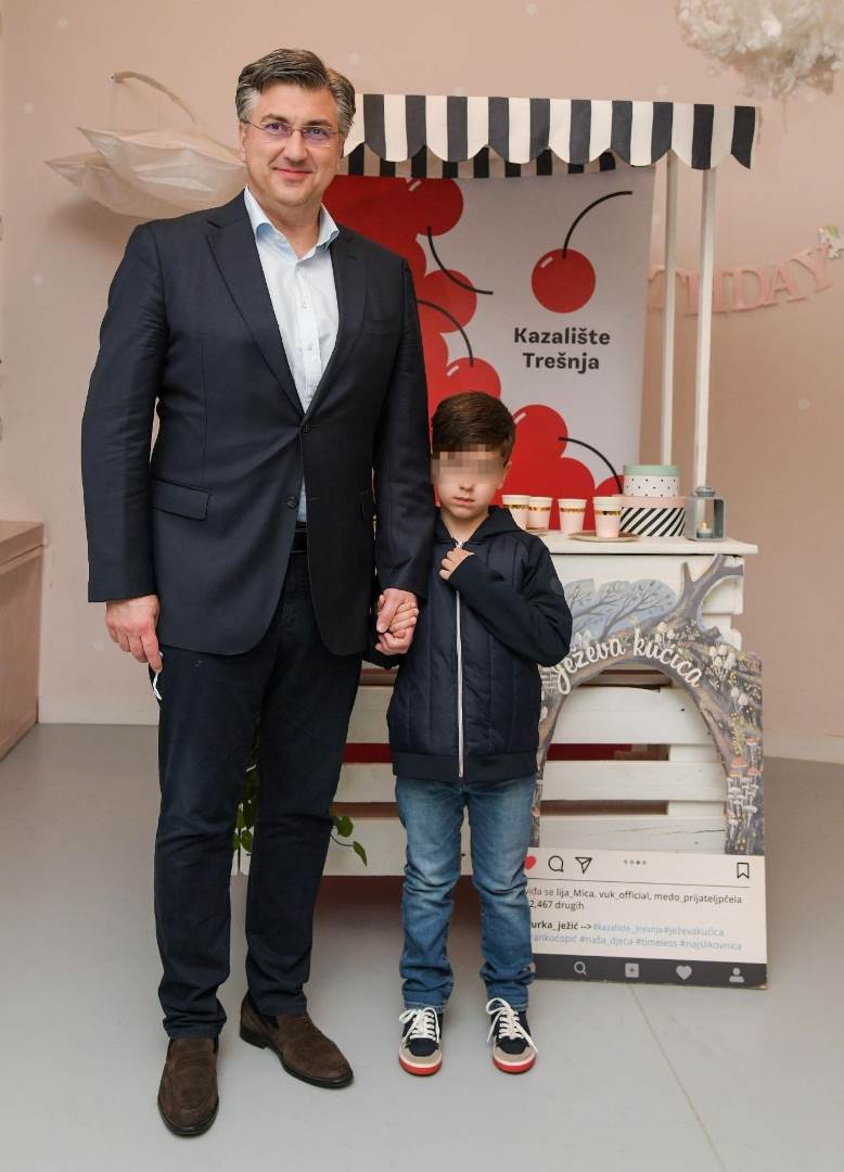 Andrej Plenković i sin Mario na premijeri predstave Ježeva kućica