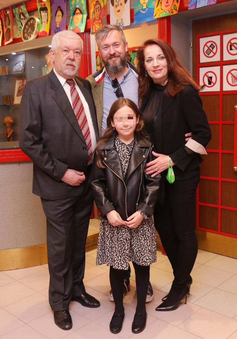 Saša Broz na premijeri predstave sa svojim ocem, bratom i nećakinjom