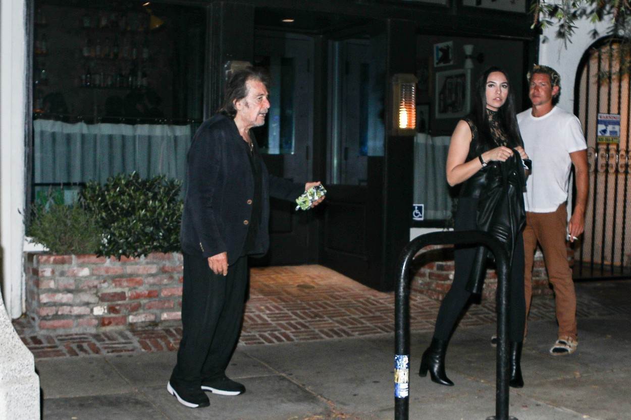 Al Pacino i Noor Alfallah su snimljeni ispred restorana u Los Angelesu