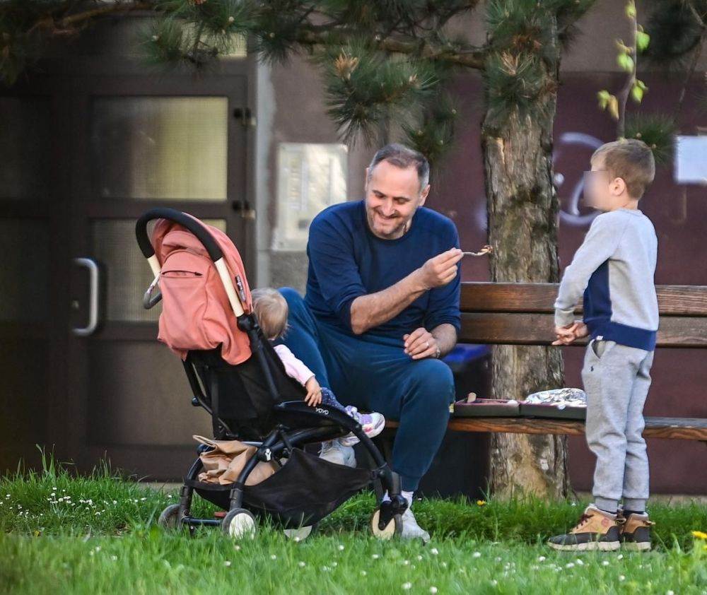 Josip Šimunić s djecom u parku