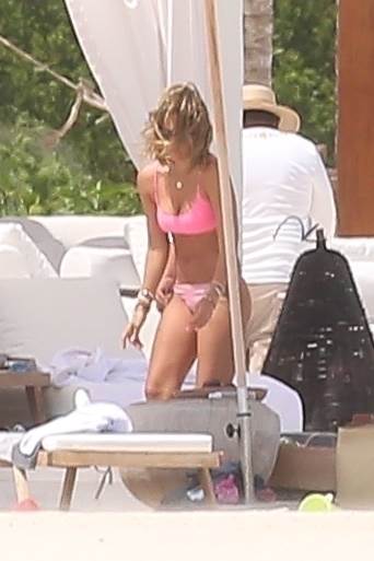 Jessica Alba pokazala vitku liniju u ružičastom kupaćem kostimu